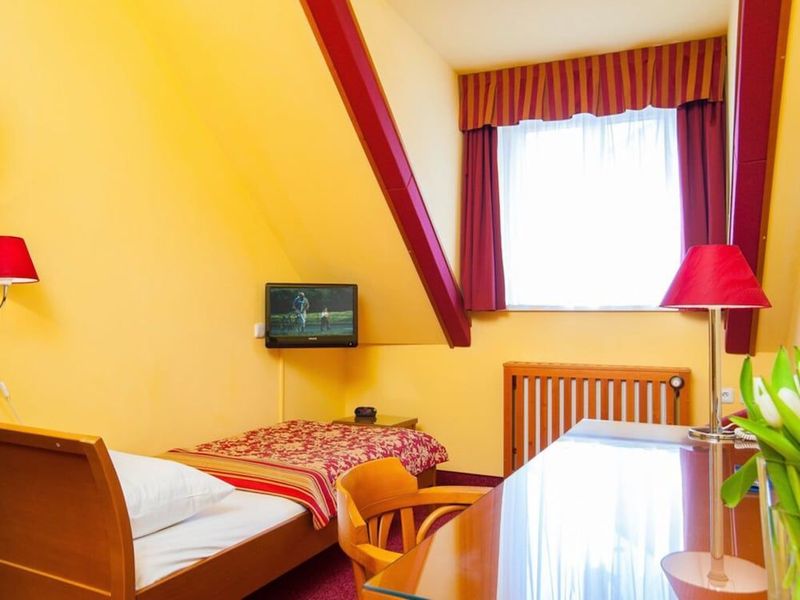 Hotel Cloister Inn - Image 9