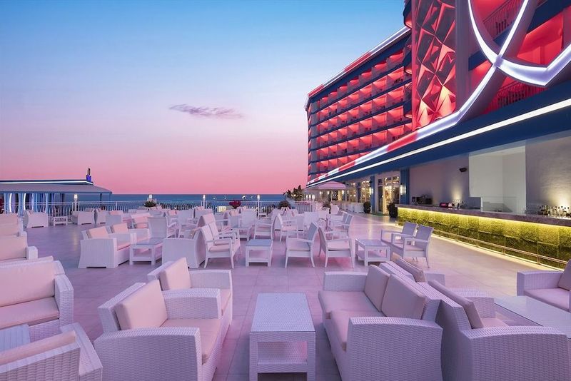 Granada Luxury Beach - Image 4