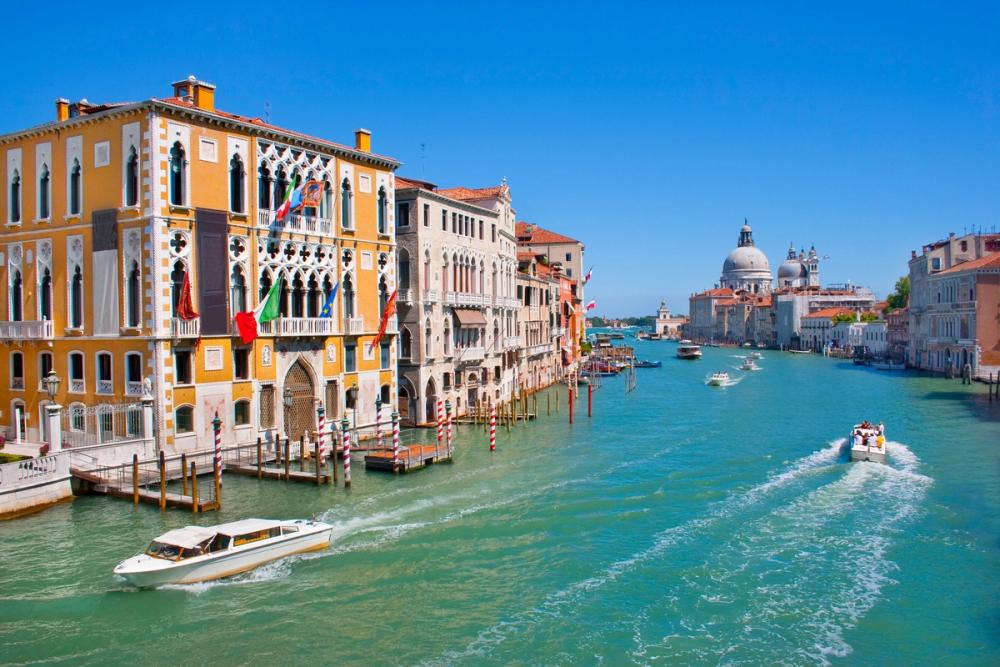 Utsikt over båttrafikken på Canal Grande i Venezia