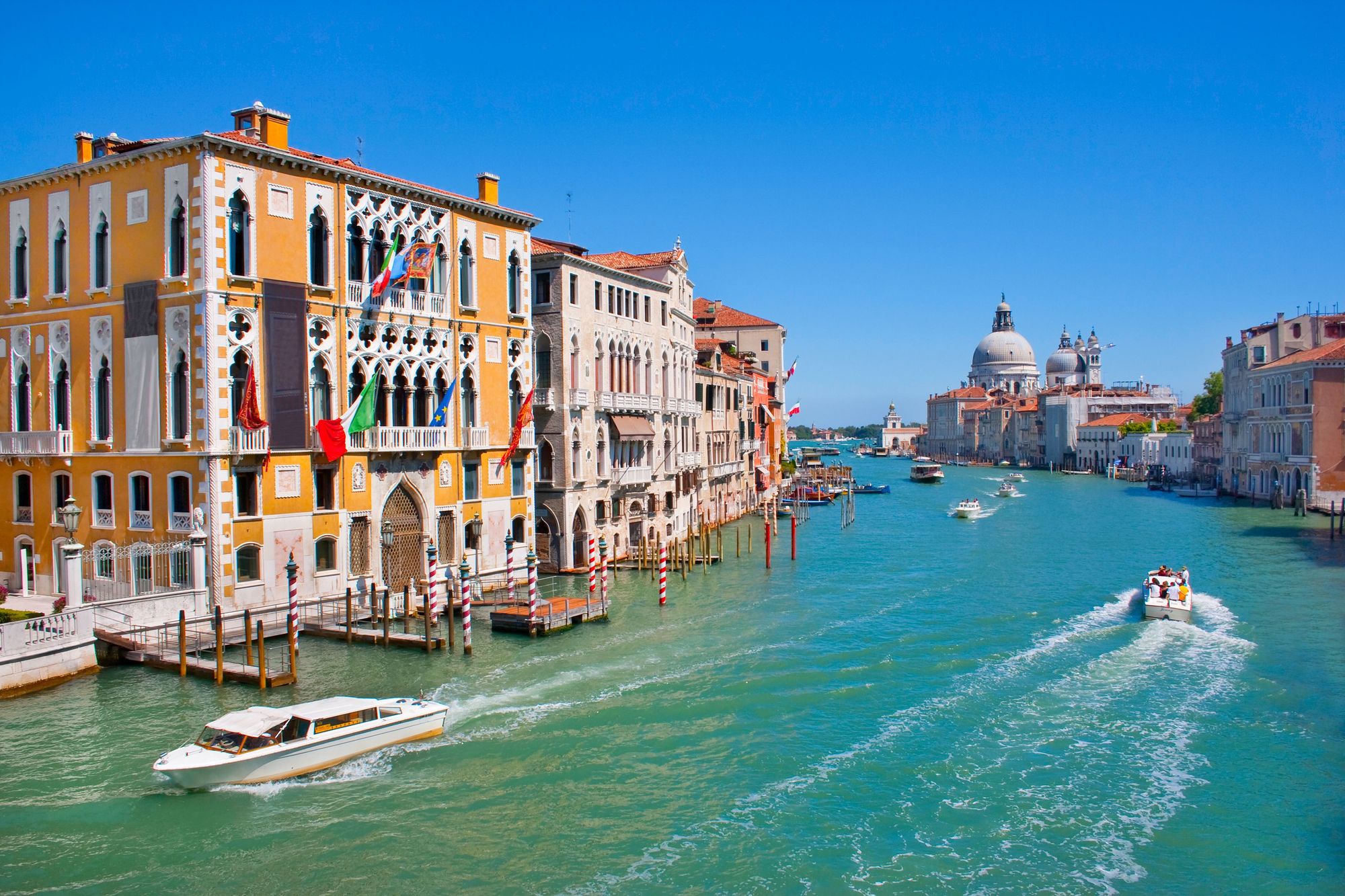 Utsikt over båttrafikken på Canal Grande i Venezia