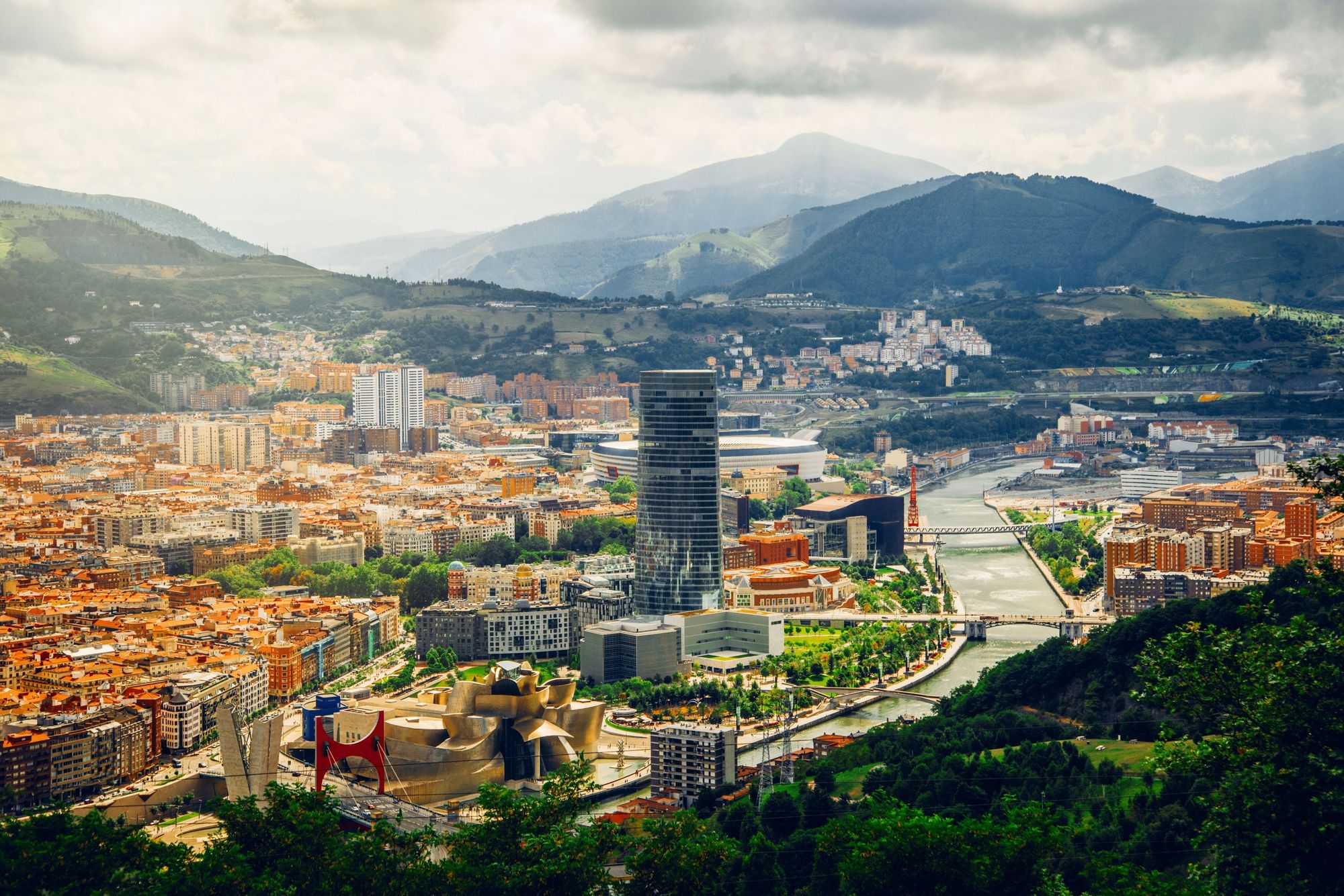 Bilbao med sin vakre natur som omgir byen