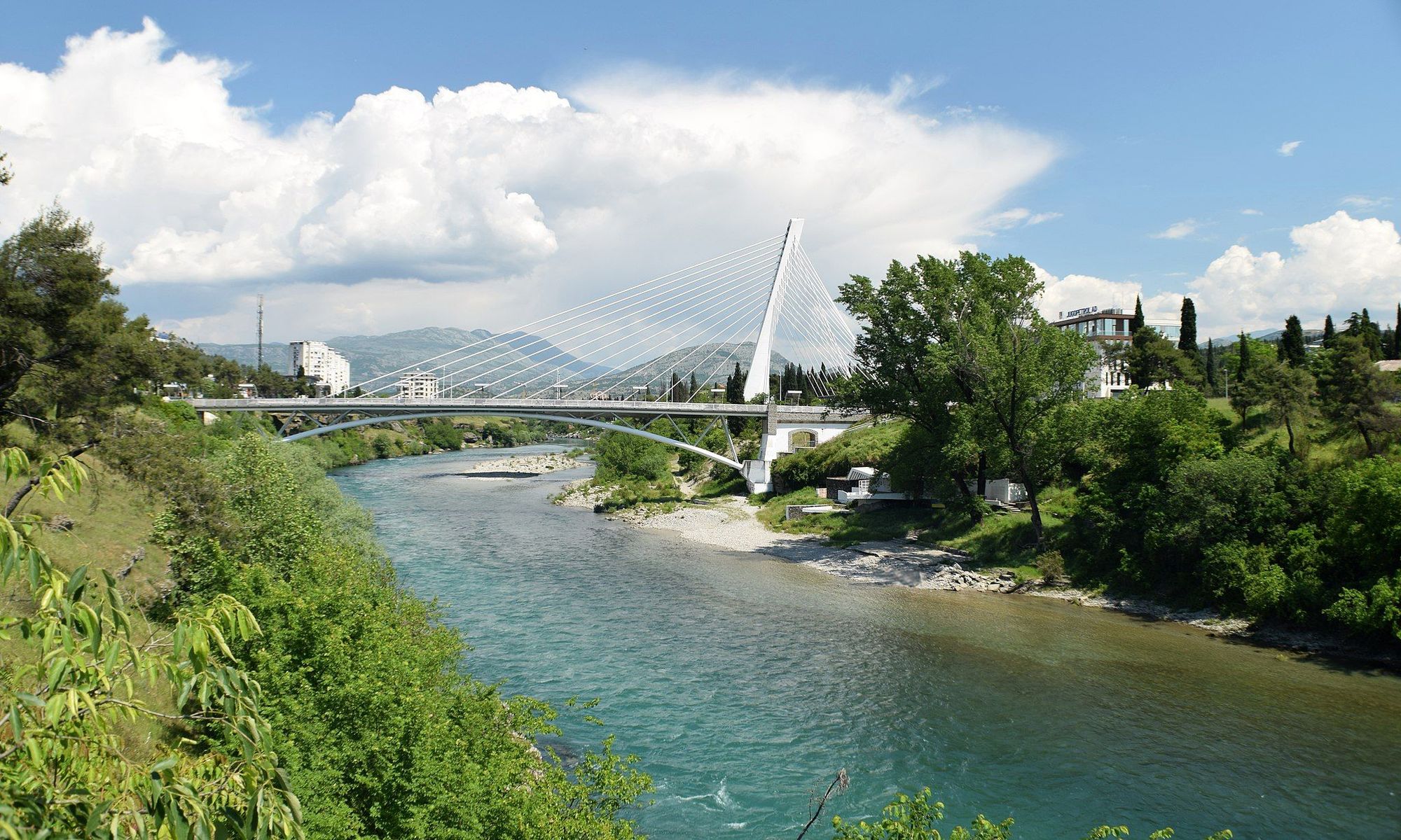 Utsikt over elven og milleniumbroen i Podgorica i Montenegro