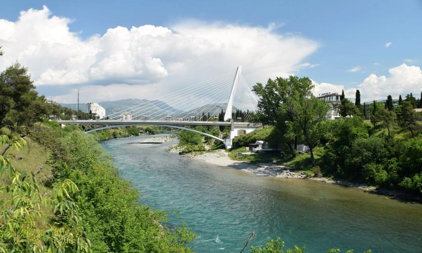Utsikt over elven og milleniumbroen i Podgorica i Montenegro