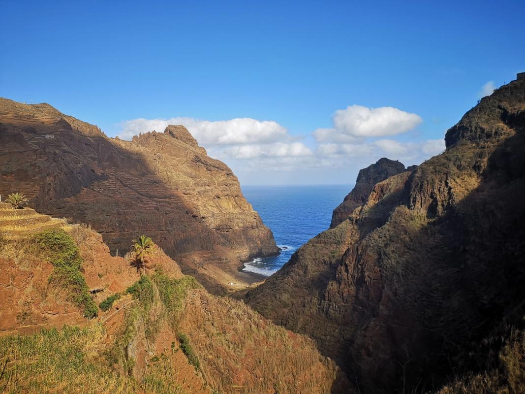 Fantastisk natur med høje bjerge og hav på Kap Verde
