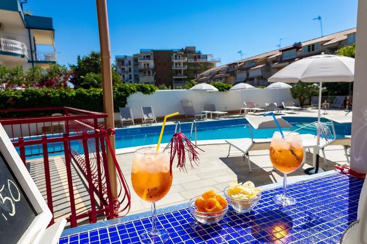 Hotel Alexander er et Hotel med basseng i Giardini di Naxos
