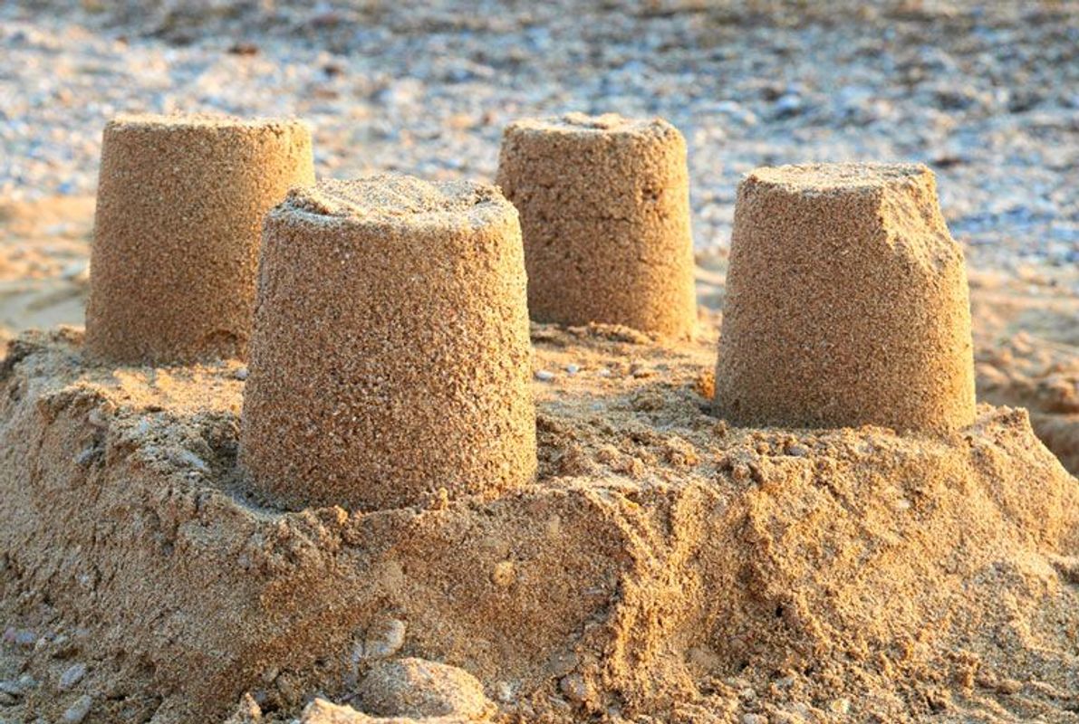 Barna vil storkose seg med å bygge sandslott i Costa Calma på Fuerteventura