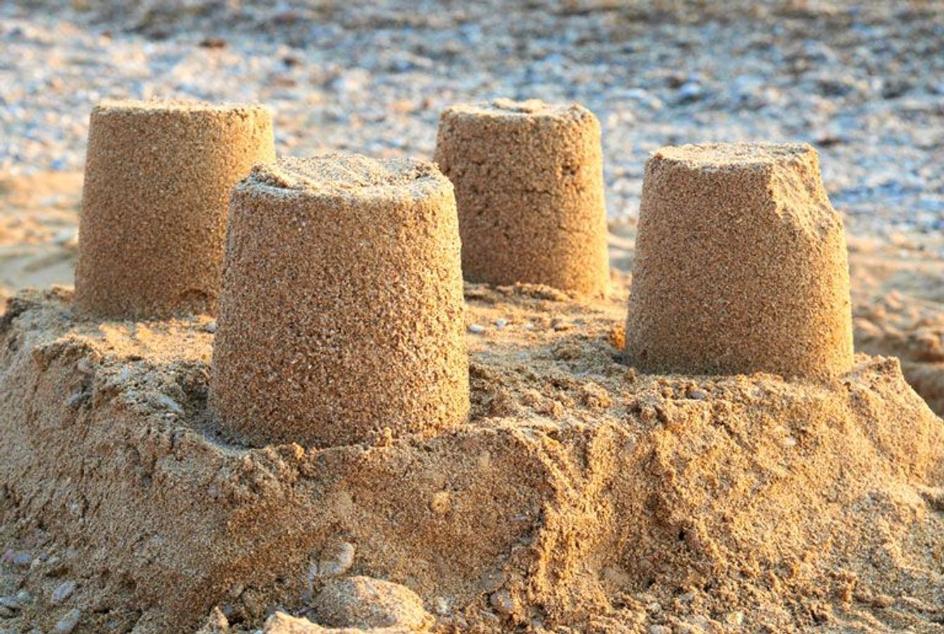 Barna vil storkose seg med å bygge sandslott i Costa Calma på Fuerteventura