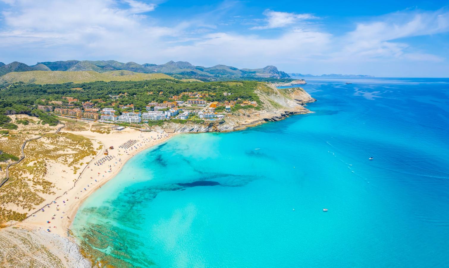 Cala Mesquida på Menorca med klart vann og sandstrand nær Mahón