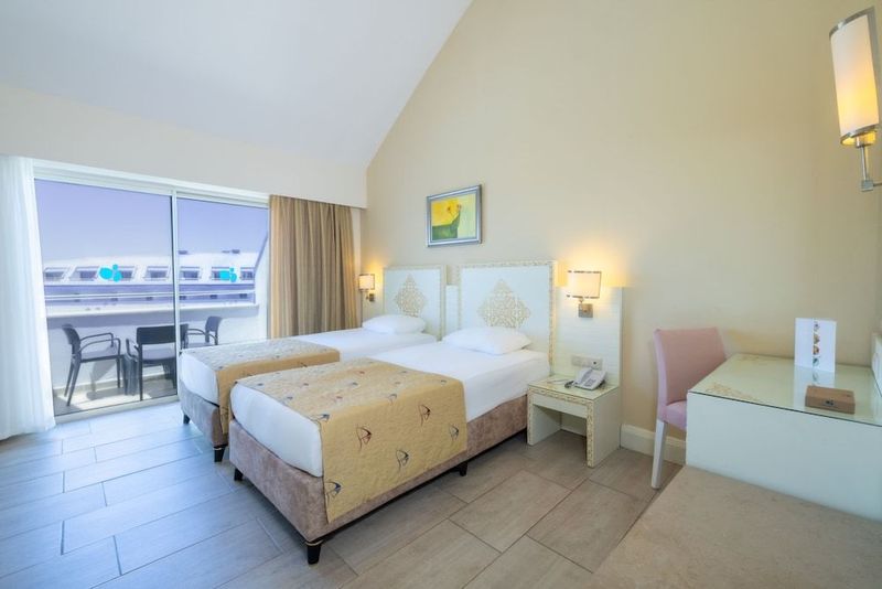 Crystal Admiral Resort Suites & Spa - Image 3