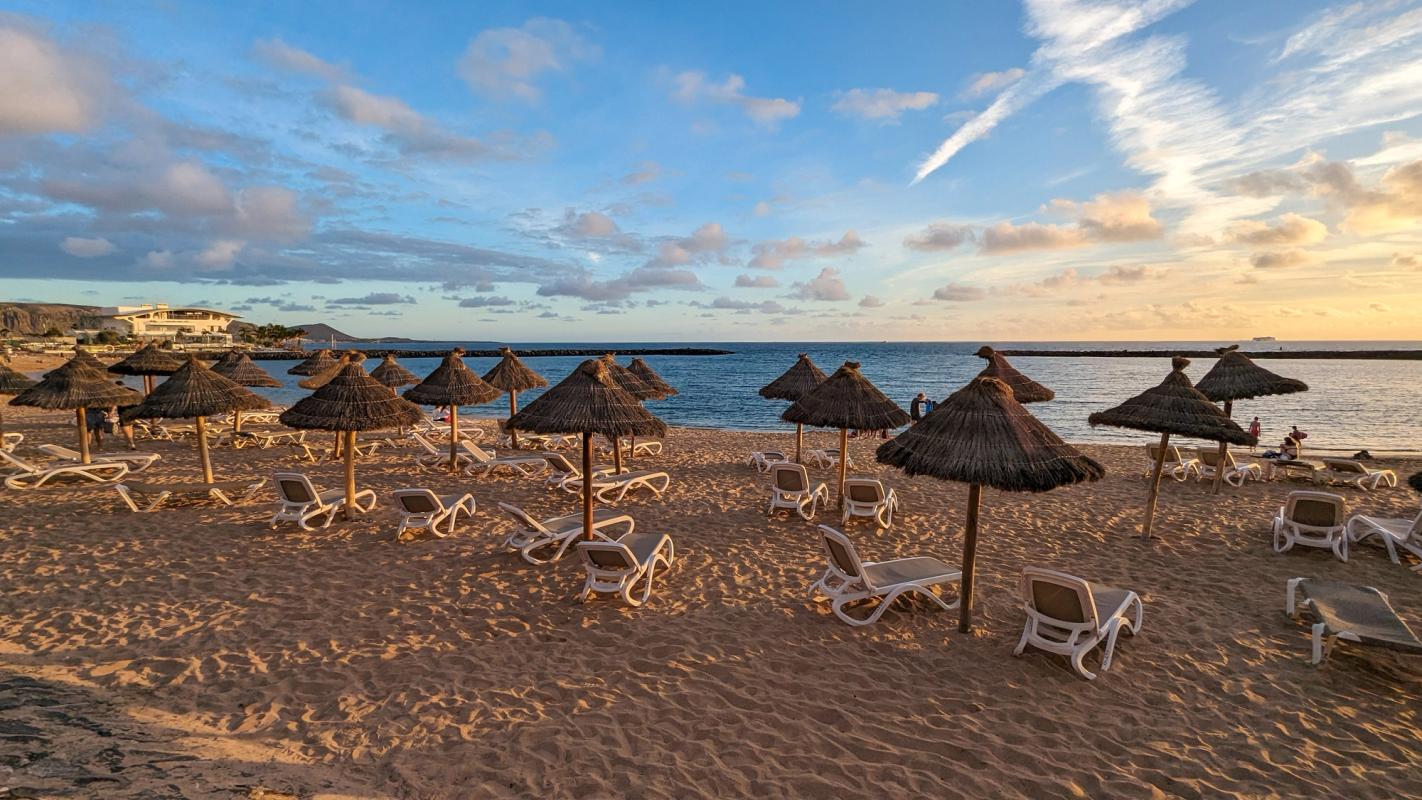 Stranden i Playa de las Americas på Tenerife i solnedgang