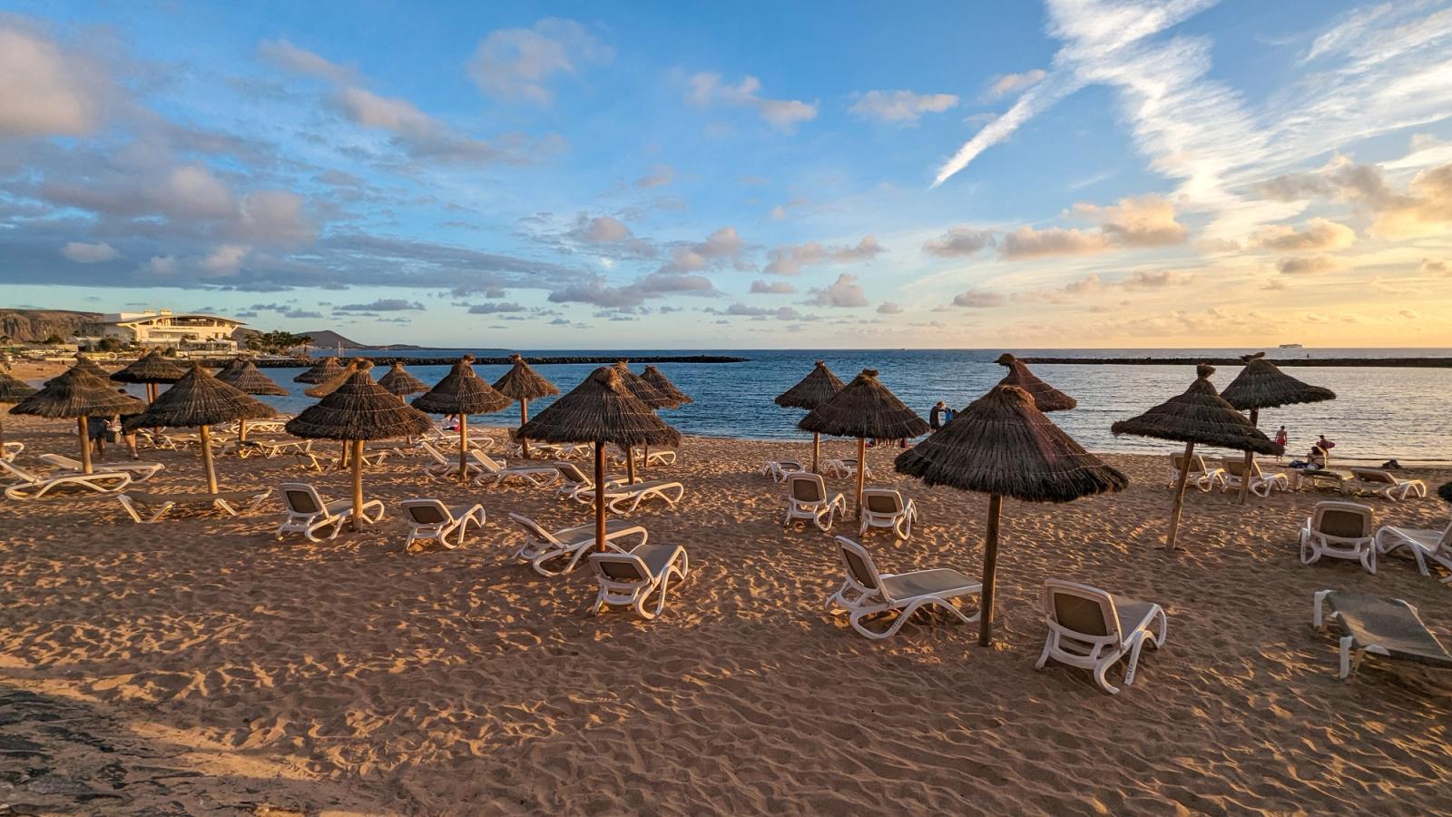 Stranden i Playa de las Americas på Tenerife i solnedgang