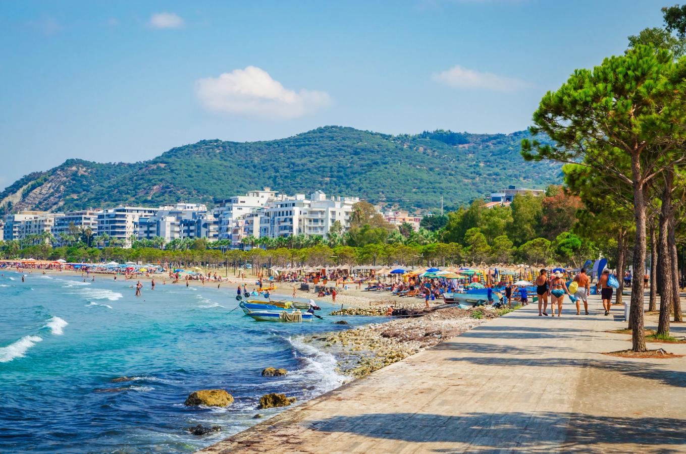 Utsikt over strandpromenaden og stranden i Vlore ved Adriaterhavet i Albania