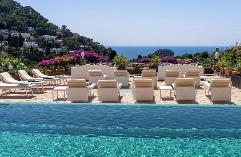 Slapp av i solen på terrassen til Sina Flora Capri i byen Capri på øya med samme navn Slapp av i solen på terrassen til Sina Flora Capri i byen Capri på øya med samme navn.