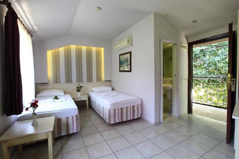 Leda Beach Hotel - Image 4