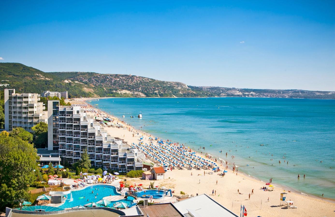 Utsikt over den lange, deilige sandstranden i Golden Sands på Varnakysten i Bulgaria