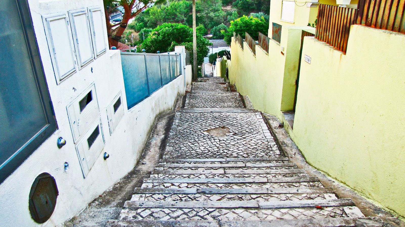 Trapper og smale gater i Estoril på Lisboakysten
