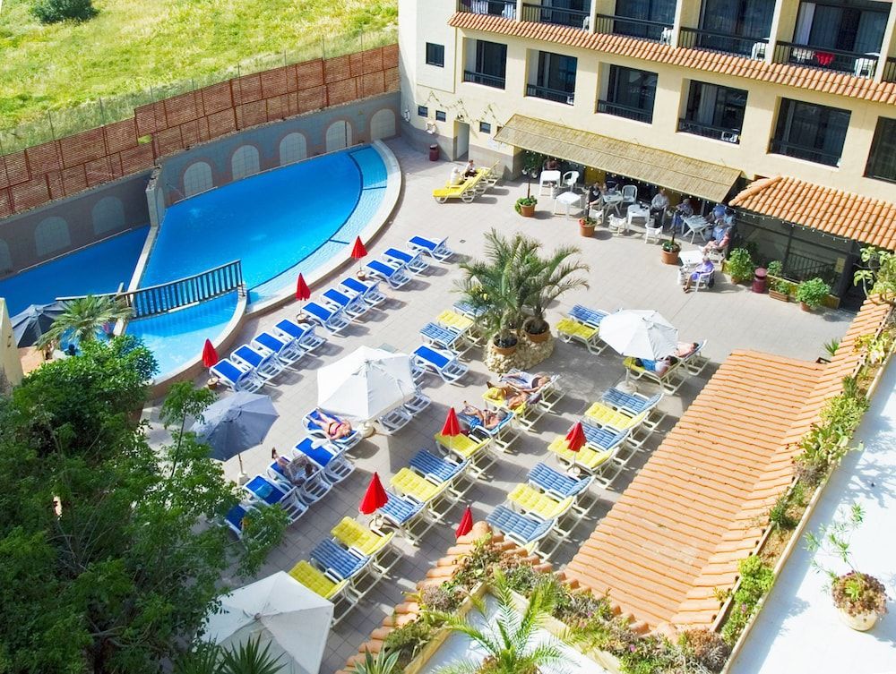 Canifor Hotel - Image 1