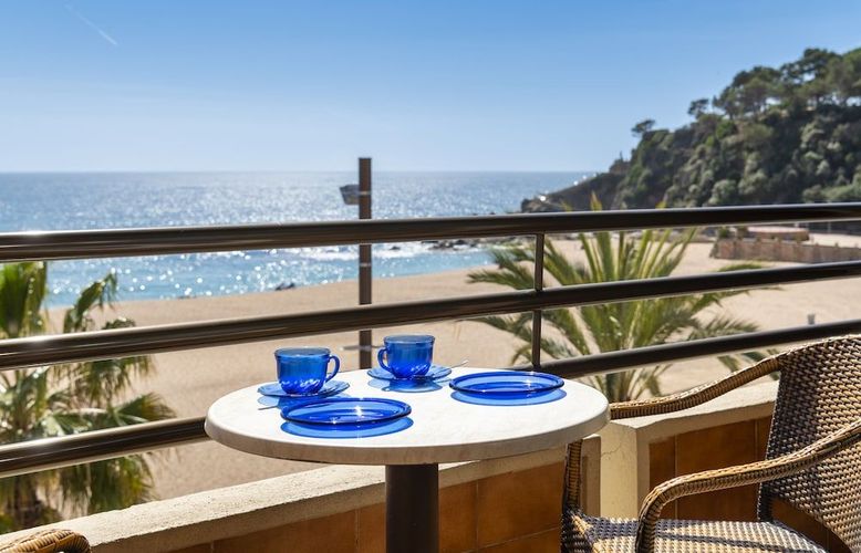 Hos Almirall Apartaments bor du i første etasje til stranden i Lloret de Mar.