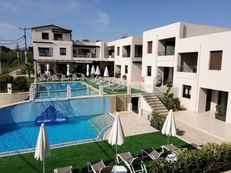 Carisa Suites and Apartments - Image 1