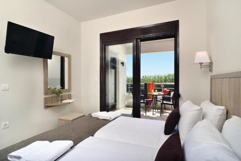 Carisa Suites and Apartments - Image 10