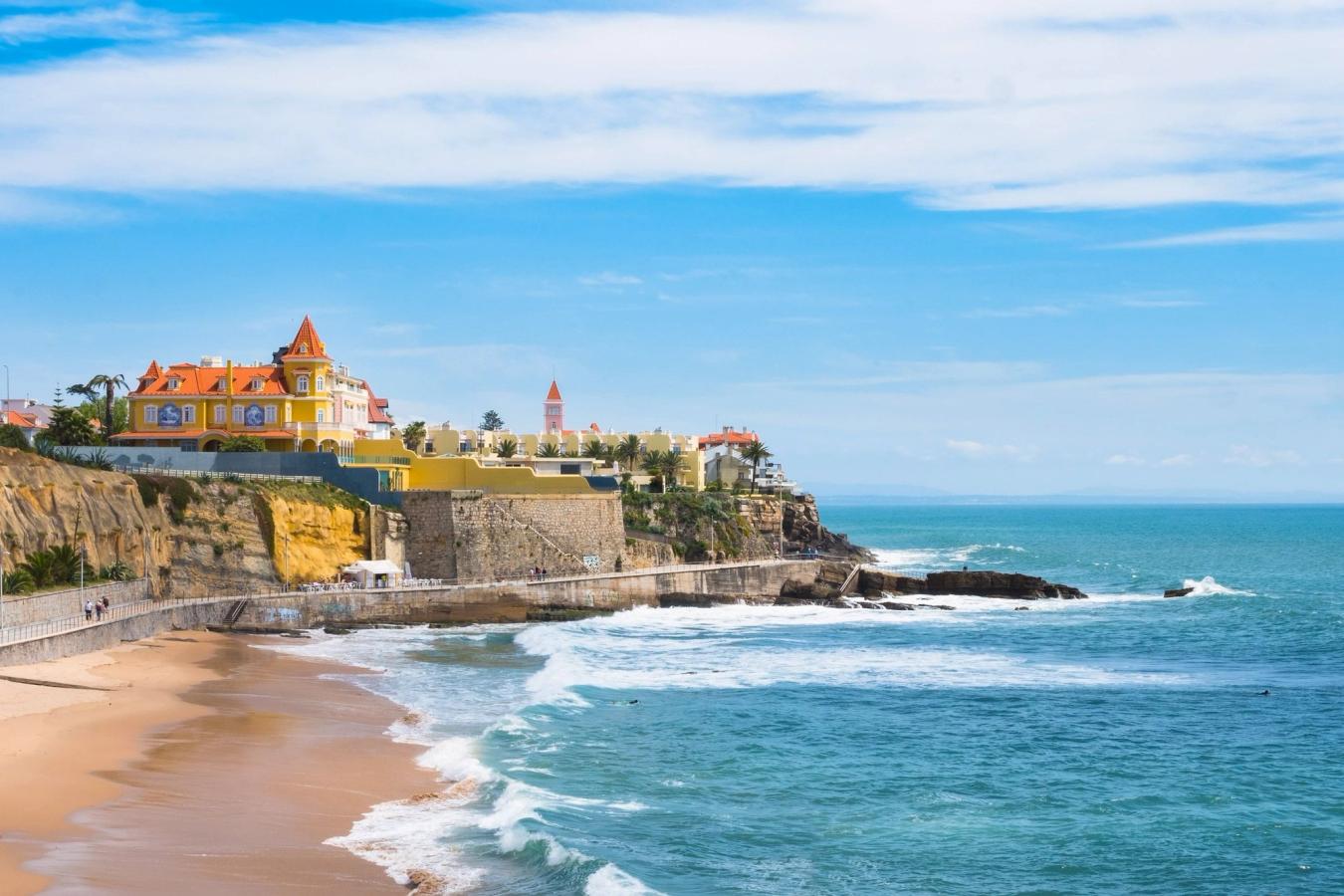Utsikt mot havet och den färgstarka kuststaden Cascais