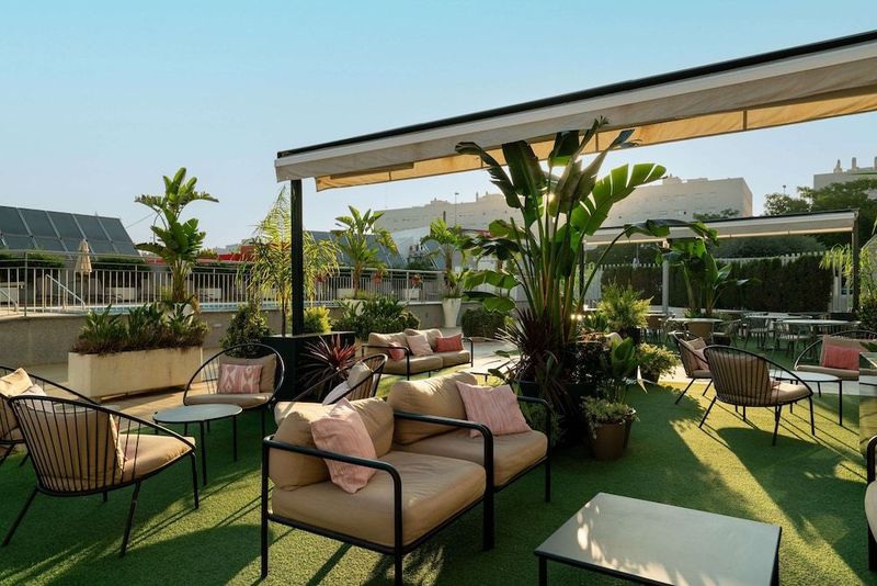 Hilton Garden Inn Sevilla - Image 2