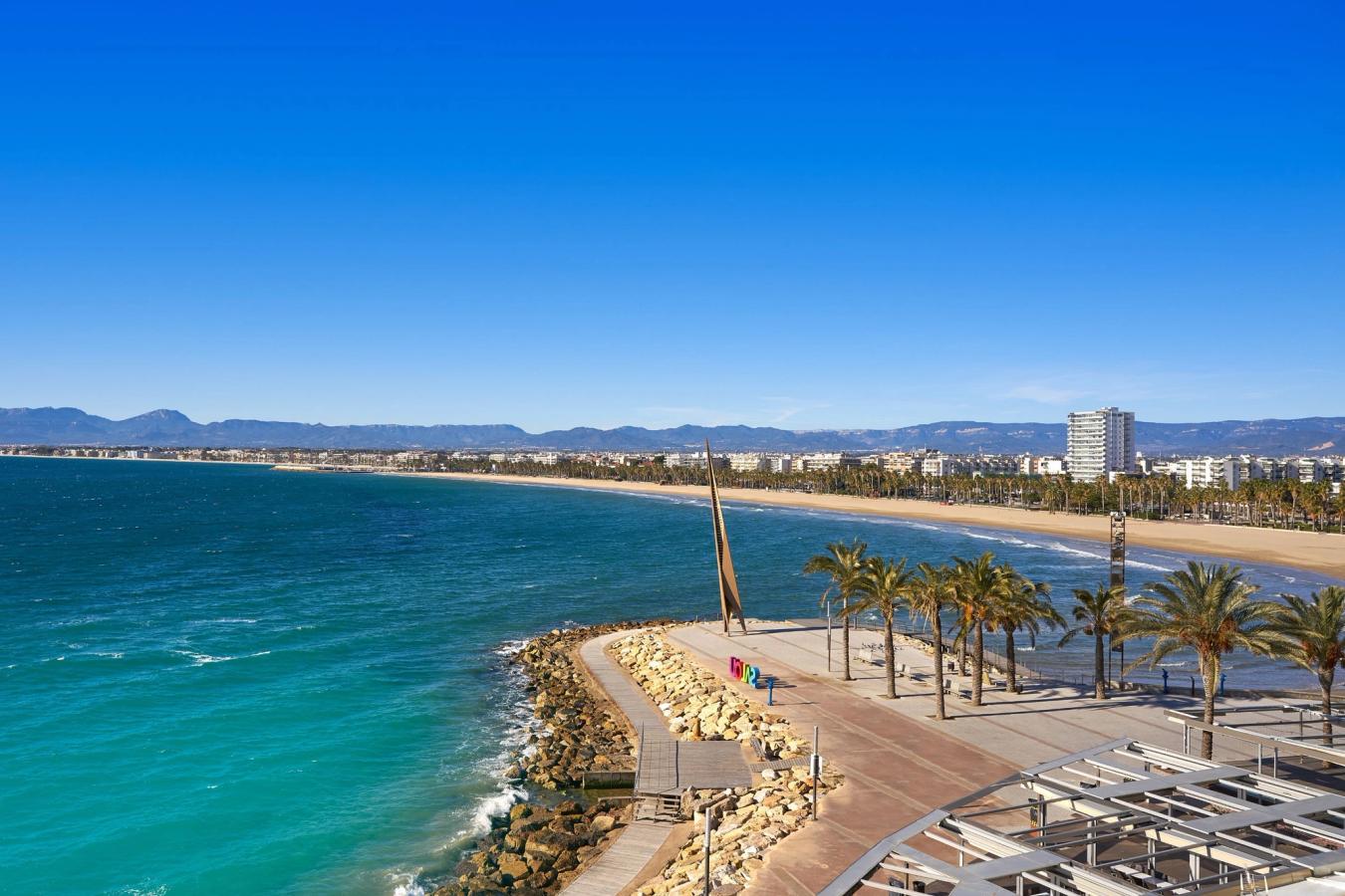 Utsikt över den långsträckta stranden i Salou med staden i bakgrunden på Costa Dorada