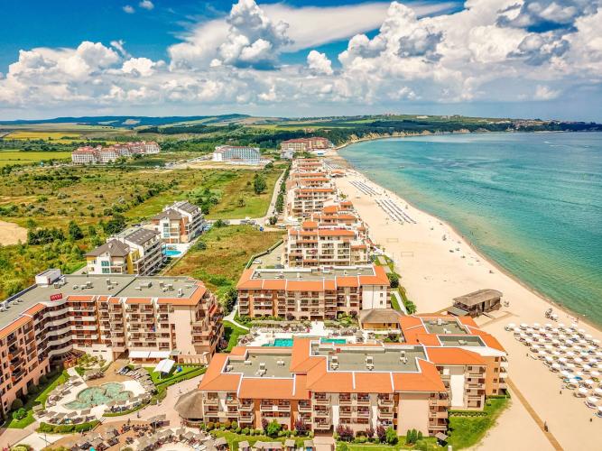 Utsikt over stranden, havet og den frodige naturen i Obzor ved Svartehavet i Bulgaria