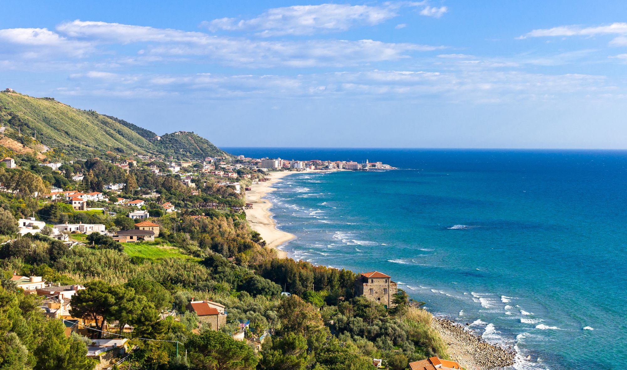 Panoramautsikt over Acciaroli med stranden og den vakre kysten i Campania i Italia