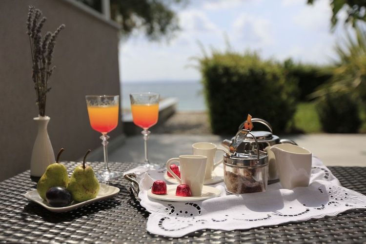 På Beach Hotel Split i Podstrana kan du nyte frokosten med utsikt over havet utenfor kysten av Kroatia.