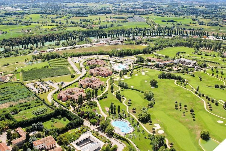 På Golf Residence bor du omgitt av en golfbane nær Peschiera del Garda ved Gardasjøen.