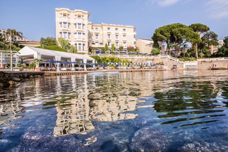 Utsikt til stranden i Juan-les-Pins på den franske riviera i Frankrike
