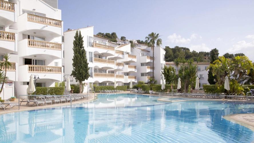 Leilighetshotellet La Pergola Aparthotel på Mallorca tilbyr basseng og fasiliteter for store og små.