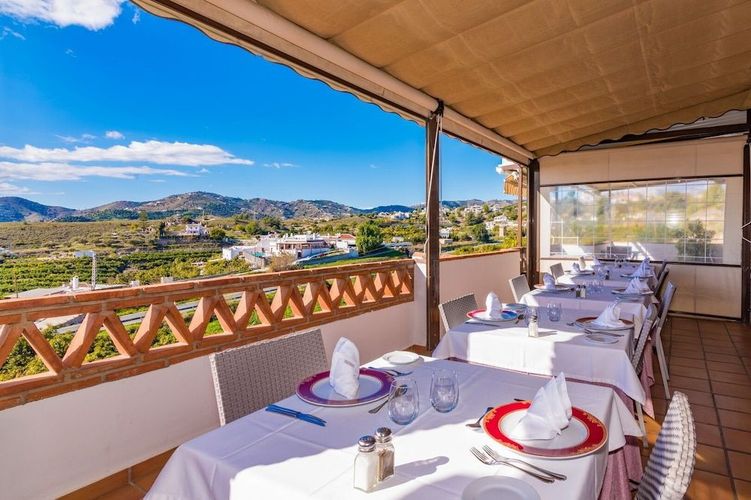 Das Hotel Rural Almazara liegt in den Bergen hinter der Costa del Sol in Spanien und bietet eine unglaubliche Aussicht auf die Landschaft.