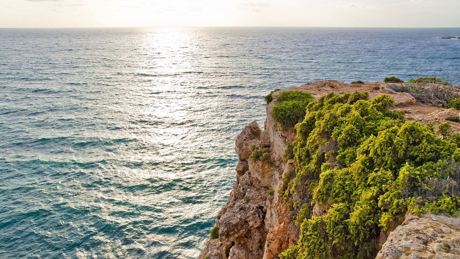 Utsikt över havet från klipporna vid Għajn Tuffieħa