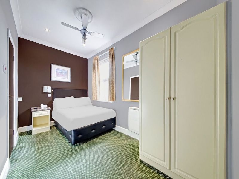 OYO Bostons Manor Hotel - Image 10