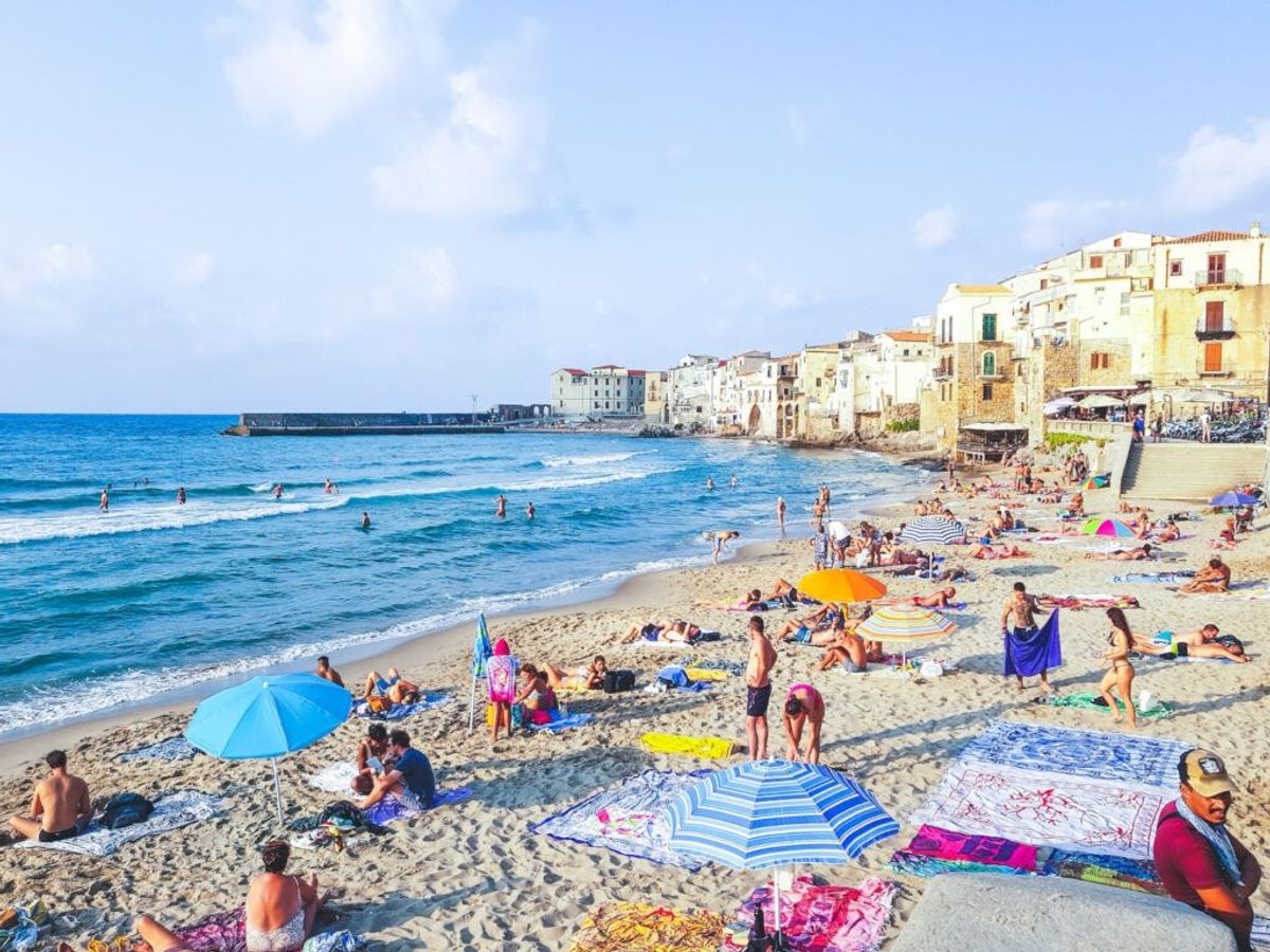 Dejligt strandliv i Cefalù på Sicilien