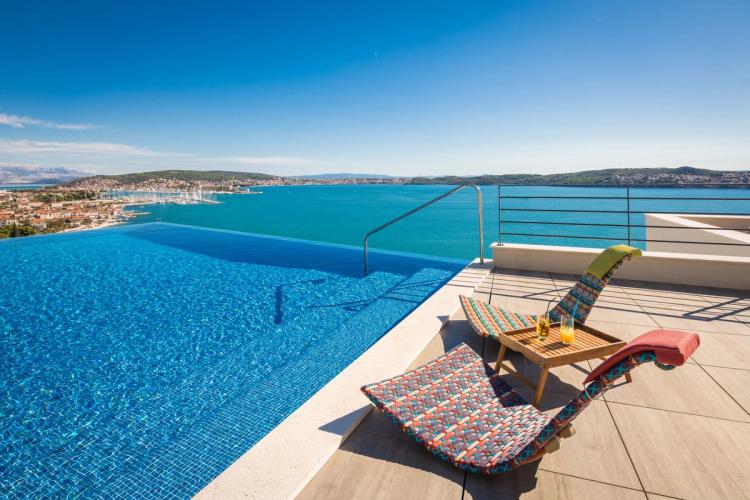 Hotel Ola ligger med vacker utsikt över Trogirbukten i Kroatien.
