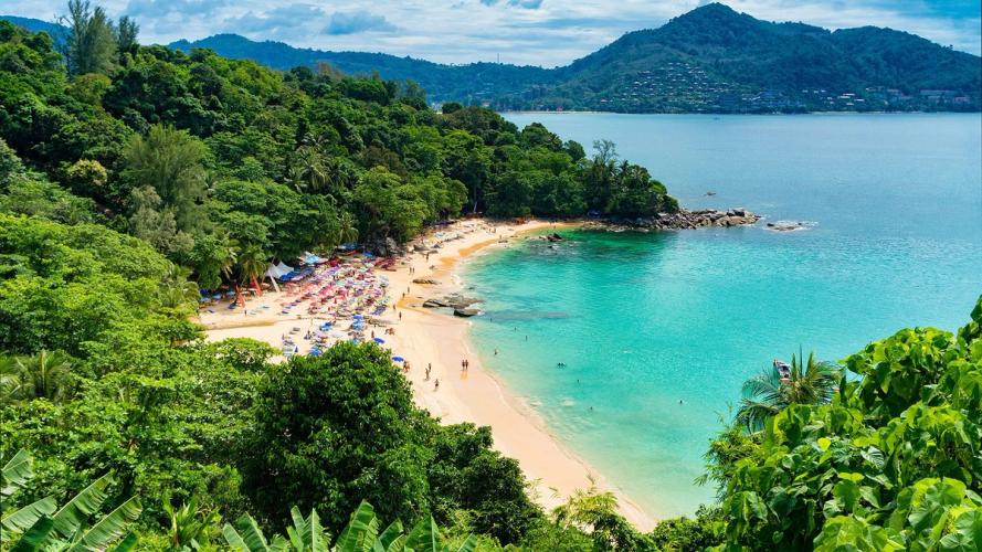 Utsikt over en idyllisk strand og Andamanhavet i Phuket, Thailand