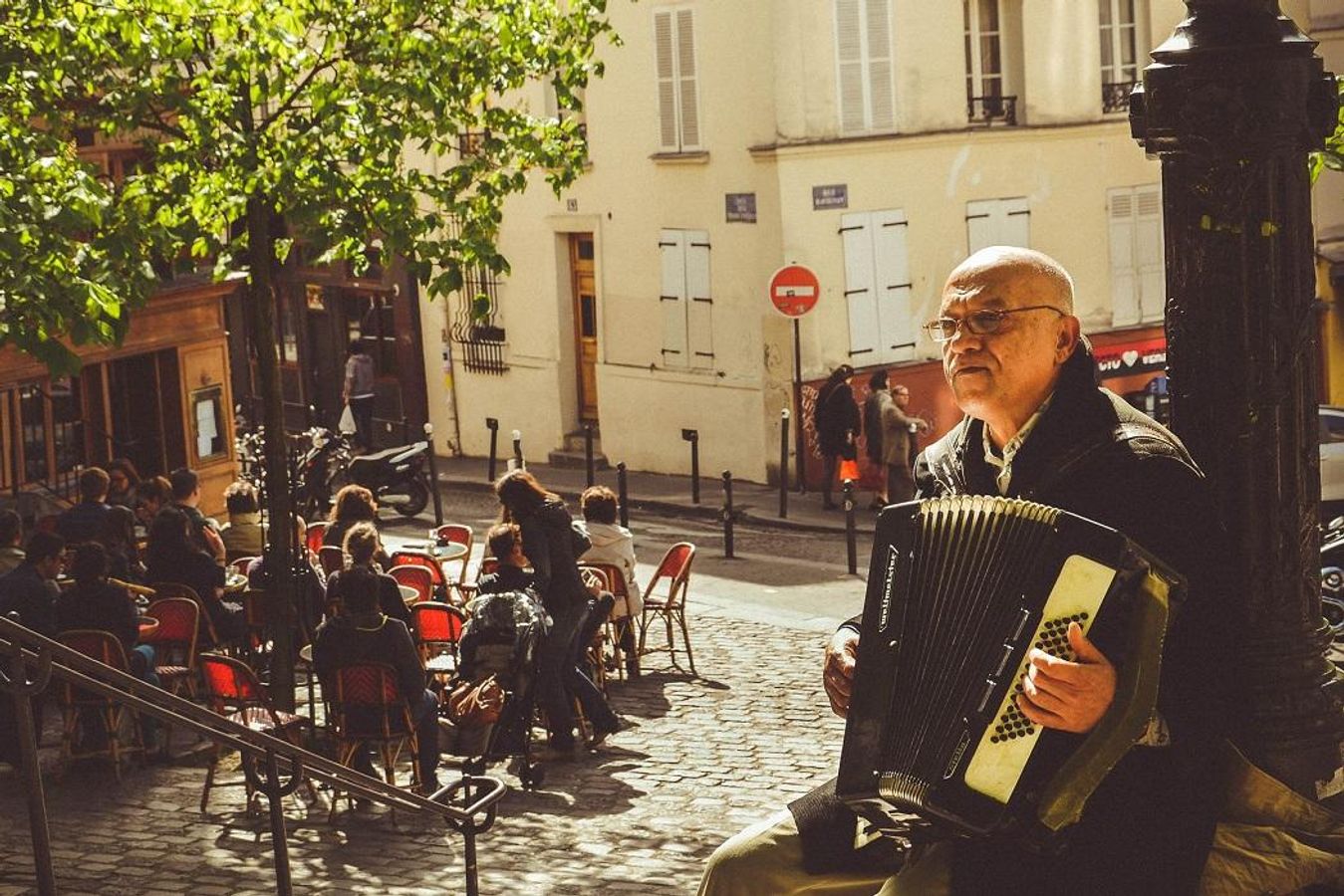 Nyd en kaffe og croissant på en hyggelig fortovscafé i Paris