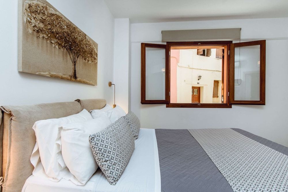 Deluxe Hotel - Image 5
