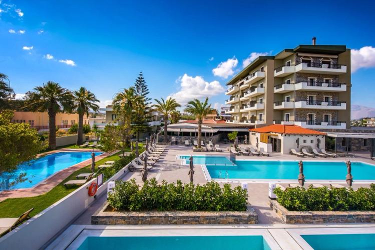 Petousis Hotel & Suites ligger nära stranden på norra Kreta och har en pool i trädgården. Här kan du boka rum med privat pool.