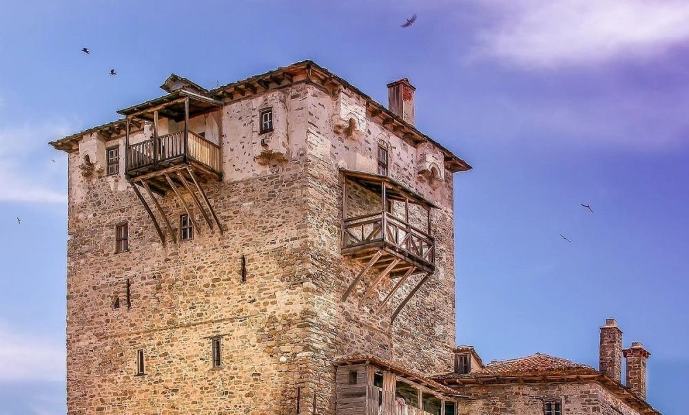 Det ikoniske Prosforio-tårnet ved stranden i Ouranoupoli på Athos-halvøya i Halkidiki, Hellas
