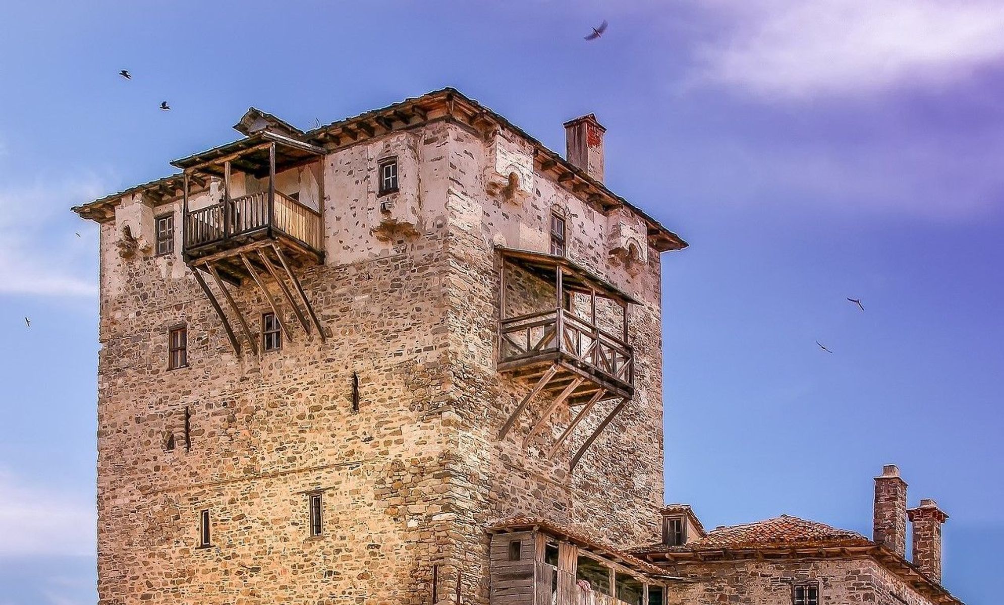Det ikoniske Prosforio-tårnet ved stranden i Ouranoupoli på Athos-halvøya i Halkidiki, Hellas