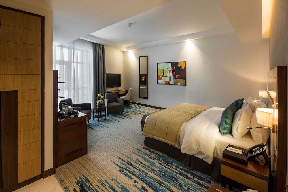 Golden Tulip Media Hotel - Image 10