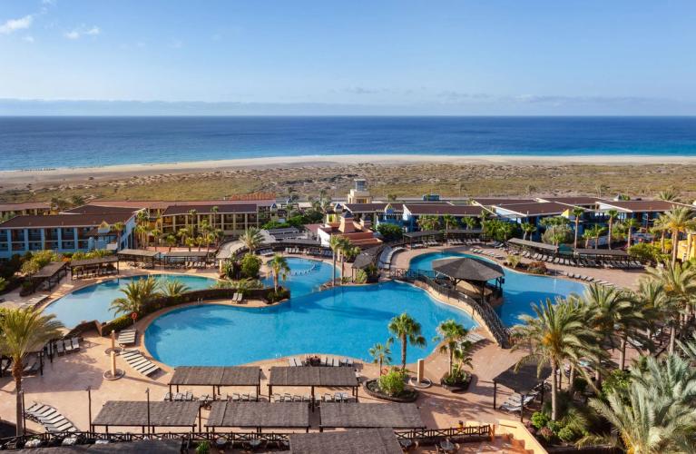 Occidental Jandia Playa ligger i det sørlige Fuerteventura, i Jandia, med utsikt over byens strand og sjø.