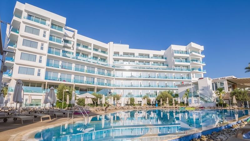 Vrissaki Beach Hotel - Image 5
