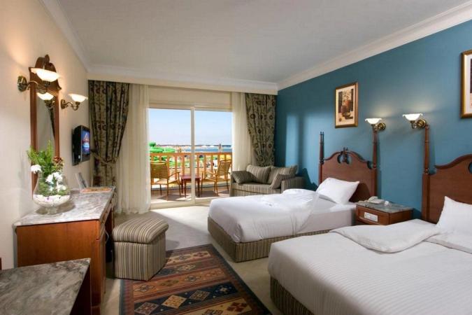 Titanic Beach Spa & Aqua Park ligger vid Röda Havet i Hurghada och har ett stort vattenland samt faciliteter för hela familjen.