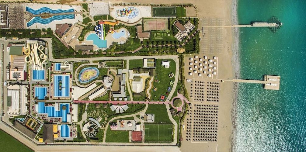 På Aska Lara Resort & Spa bor du ved sjøen i Lara Beach, Tyrkia.