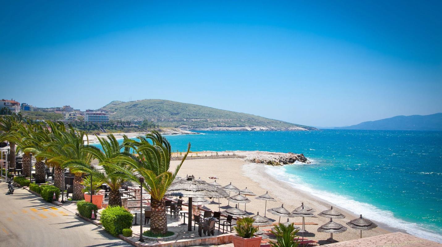 Udsigt over en af Sarandas flotte strande